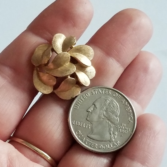 Vintage Crown Trifari single clip on earring gold tone leaf leaves - Picture 4 of 12